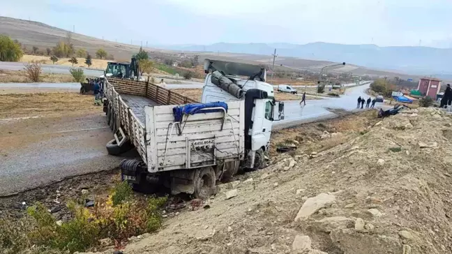 Kırıkkale'de Yağmur Nedeniyle Tır ve Otomobil Çarpıştı, 1 Yaralı