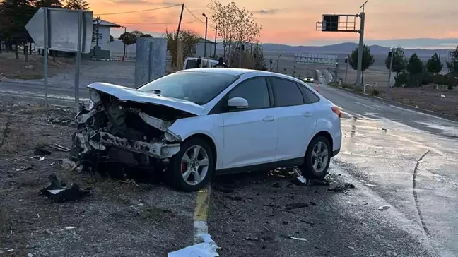 Kırıkkale'de Kafa Kafaya Trafik Kazası: İki Yaralı