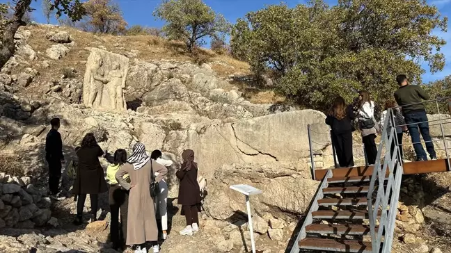 Nemrut Dağı'nın Etekleri Sonbahar Renklerine Büründü