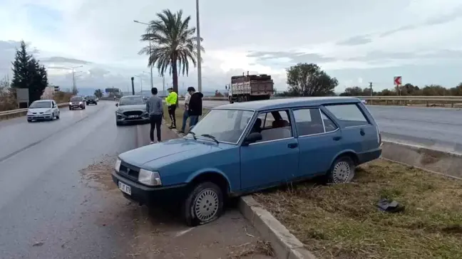 Manavgat'ta Lastiği Patlayan Tofaş Refüje Uçtu