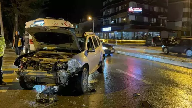 Bolu'da Ara Sokaktan Çıkan Cip Minibüse Çarptı: 1 Yaralı