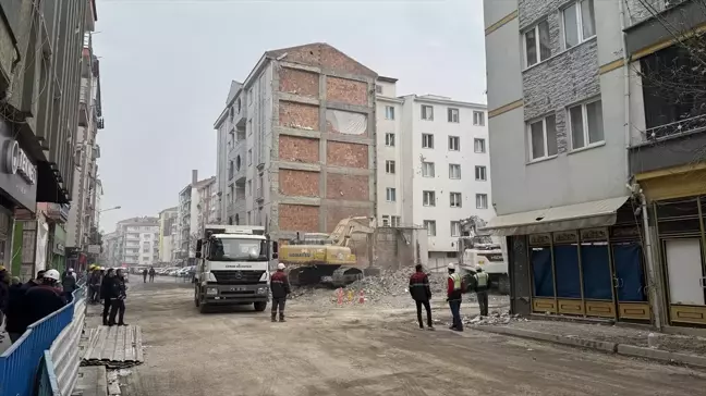 Çorum'daki Doğal Gaz Patlamasının Ardından Hilal Apartmanı Yıkıldı