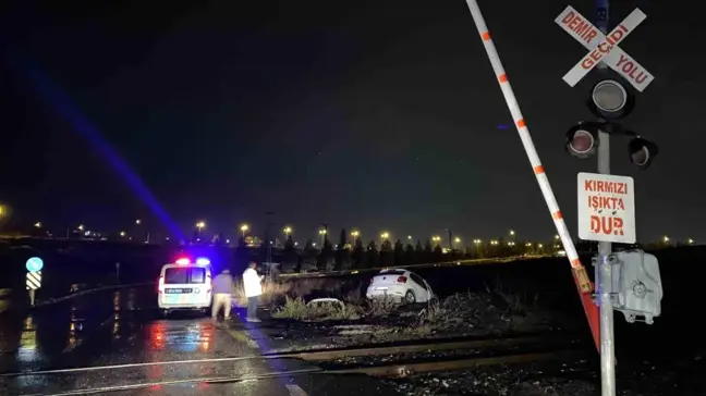 Diyarbakır'da Tren Otomobile Çarptı, Maddi Hasar Oluştu