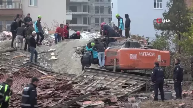 Malatya'da Enkaz Altında Kalan Kepçe Operatörünü Kurtarma Çalışmaları Devam Ediyor