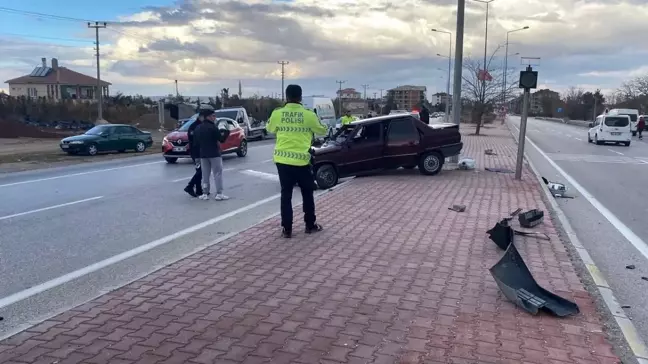 Konya'da Otomobilin Aydınlatma Direğine Çarpması Sonucu Sürücü Yaralandı