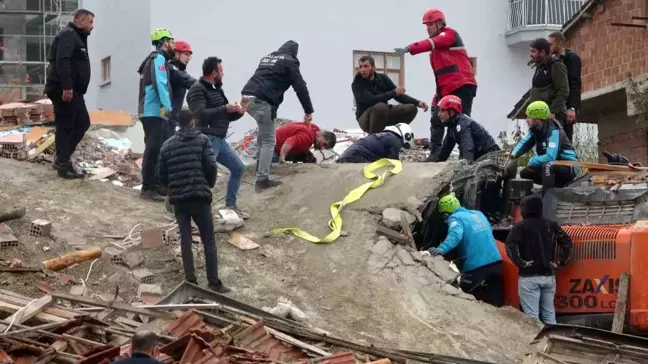 Malatya'da Yıkım Sırasında Bina Çöktü, Kepçe Operatörü Kurtarıldı