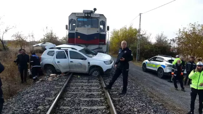 Malatya'da Yük Treni Hafif Ticari Araçla Çarpıştı: 2 Yaralı