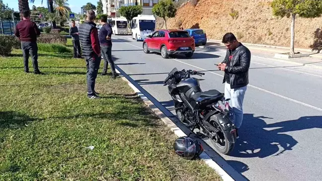 Antalya'da Yolcu Minibüsü ile Motosiklet Çarpıştı: 2 Yaralı