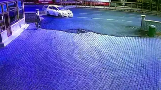 Kayseri'de Trafik Kazası: 3 Yaralı, Yaşlı Adam Kıl Payı Kurtuldu