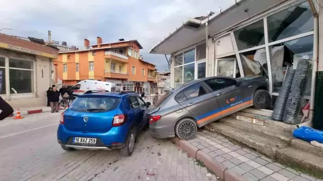 Kütahya'da Kontrolden Çıkan Otomobil Yaya ve Araçlara Çarptı