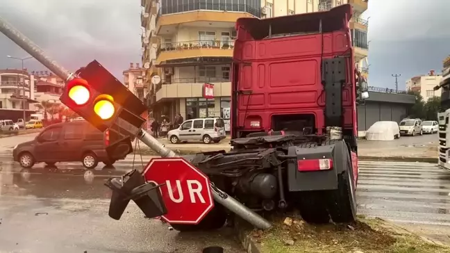 Antalya'da Tırların Kavşakta Çarpışması: 1 Yaralı