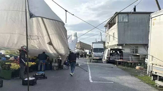 İstanbul Arnavutköy'de Şiddetli Lodos Pazarcıları Etkiledi