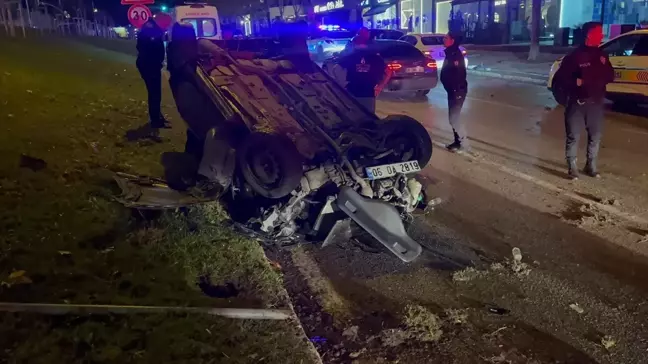 Bursa'da Aydınlatma Direğine Çarpan Otomobilde İki Yaralı