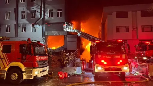 Beylikdüzü'ndeki Fabrikada Yangın Çıktı