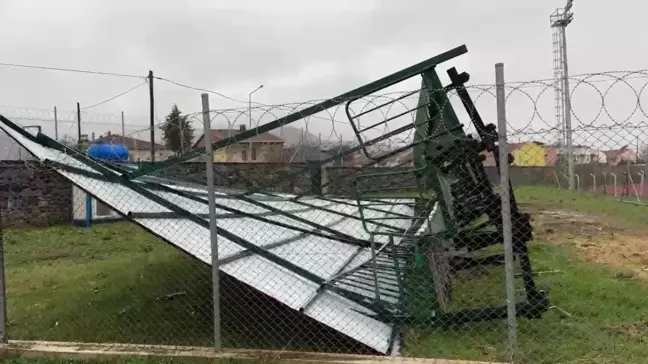 İznik'te Şiddetli Rüzgar Tribünü Devirdi