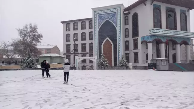 Kütahya'da Sağanak Yağmur Kar Yağışına Dönüştü