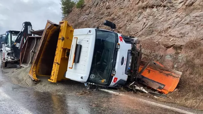 Karabük'te Kar Küreme Aracı Devrildi: 2 Yaralı