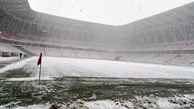 Sivasspor-Kasımpaşa Maçı Öncesi Stadyum Zemininde Kar Var