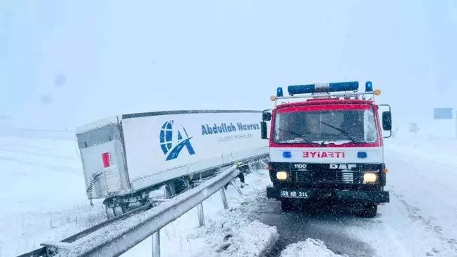 Sivas'ta Yoğun Kar Nedeniyle Tır Yoldan Çıktı