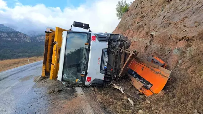 Karabük'te Kar Küreme Aracı Devrildi, 2 Kişi Yaralandı