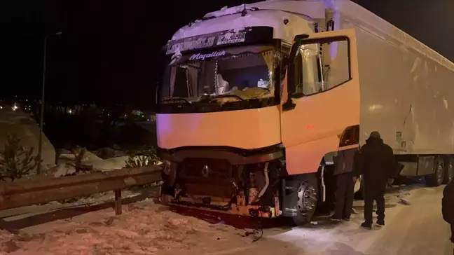 Çankırı'da Tır Bariyerlere Çarptı, Sürücü Sağ Kurtuldu