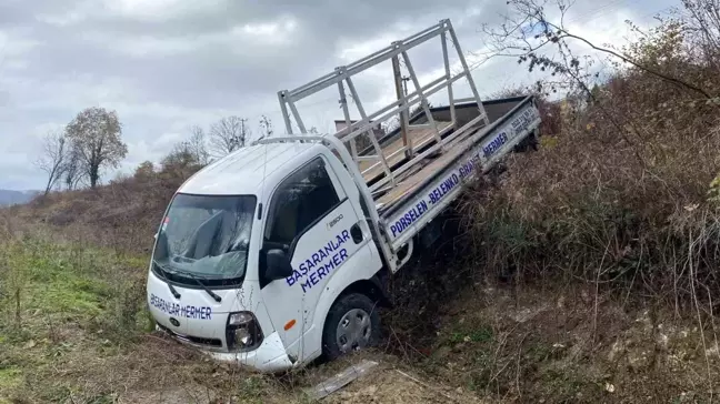 Kocaeli'de Kamyonet Uçuruma Düştü: Sürücü Ağır Yaralı