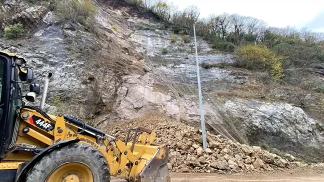 Karabük-Yenice Karayolu'nda Heyelan Sonrası Ulaşım Aksadı