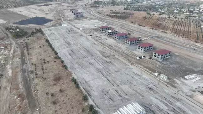 Gaziantep'te kalıcı konutlara yerleşen depremzedelerden boşalan konteynerler kaldırılıyor