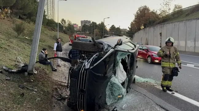 Ümraniye'de Takla Atan Otomobilde Sıkışan Sürücü Kurtarıldı