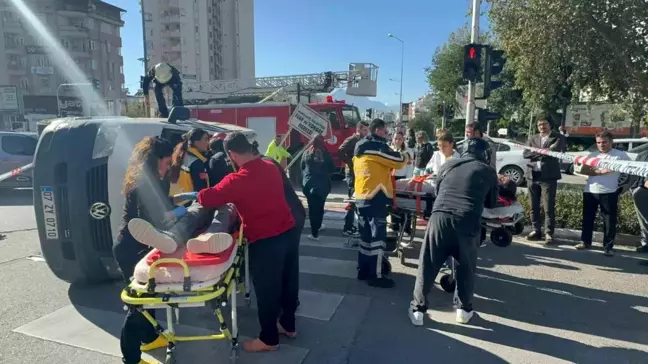 Antalya'da Yasak Dönüş Kazası: 2 Kişi Sıkıştı