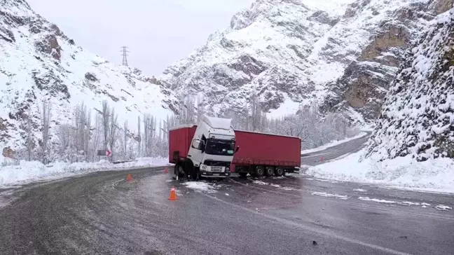 Erzurum'da Buzlanma Nedeniyle Tır Kazası