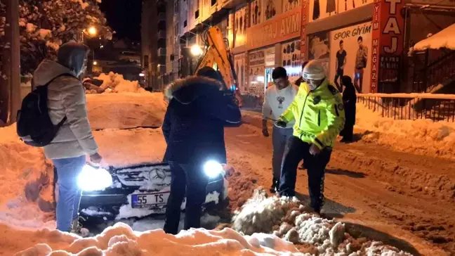 Bayburt'ta Buzlanma Nedeniyle Kara Saplanan Mercedes Kurtarıldı