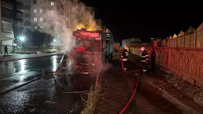 Diyarbakır'da Park Halindeki Tırda Yangın Çıktı