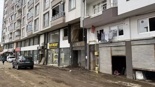 Rize'de tahliye edilen apartmanın sakinleri yeni heyelan riskine karşı uyarılıyor