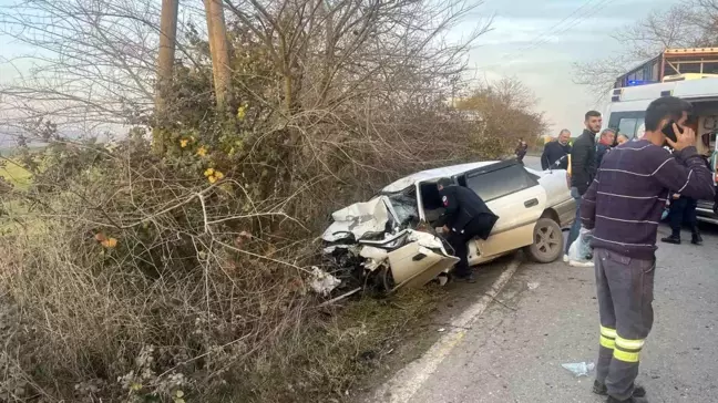 Sakarya'da Otomobil Kamyona Çarpıp Hurdaya Döndü, 2 Kişi Ağır Yaralandı