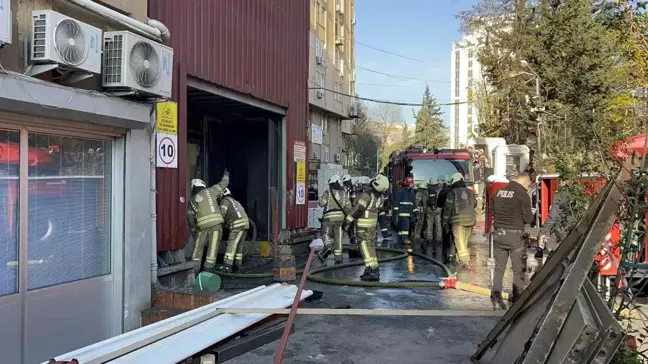 Zeytinburnu'ndaki Asansör Yangını Paniğe Neden Oldu