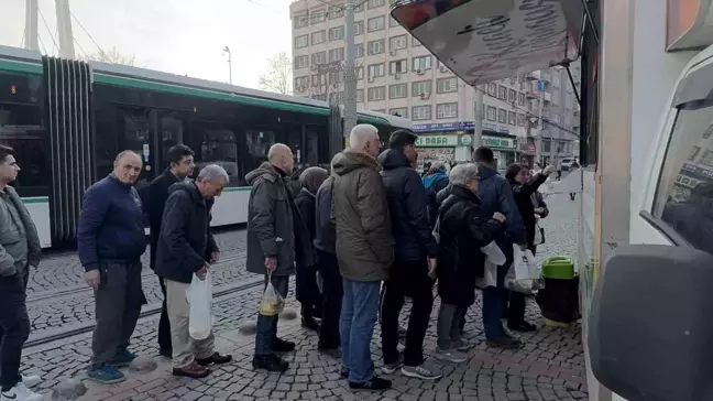 Kocaeli'de Yıllarca Zarar Eden Yatırımcılar, Şirket Patronunun Görevden Ayrılması İçin Lokma Dağıttı