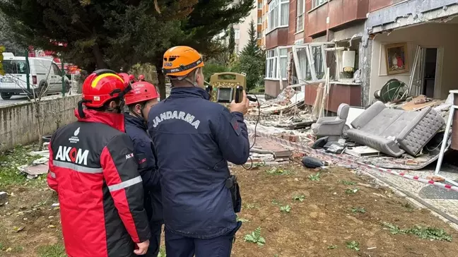 Beylikdüzü'nde bir binadaki doğal gaz patlamasında 1 kişi öldü, 3 kişi yaralandı