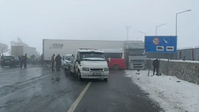 Bitlis'te Zincirleme Trafik Kazasında 31 Kişi Yaralandı