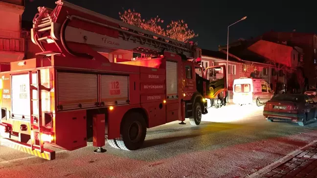 İnegöl'de 5 Katlı Binanın Çatı Yangını Söndürüldü