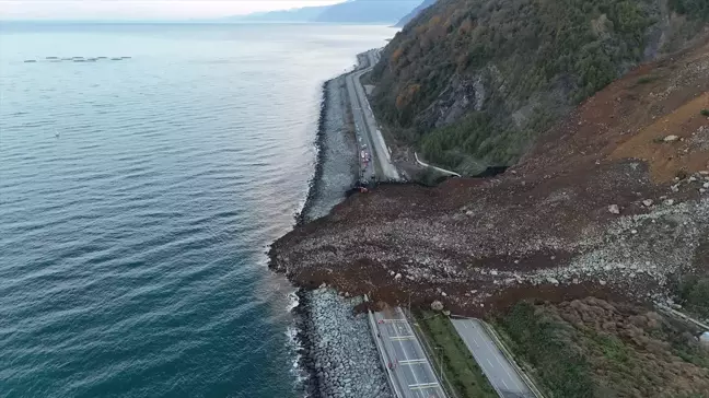 Arhavi'de Heyelan, Karadeniz Sahil Yolu Kapandı