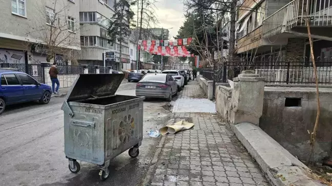 Kayseri'de CHP İl Başkanlığı Önündeki Çöp Kontenyrında Batarya Patladı