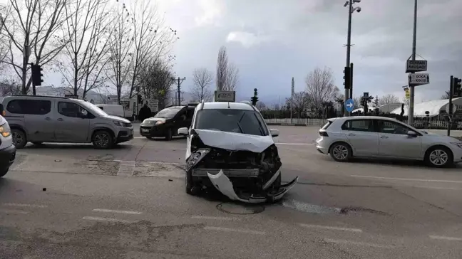 İnegöl'de Trafik Kazası: 1'i Çocuk 2 Yaralı