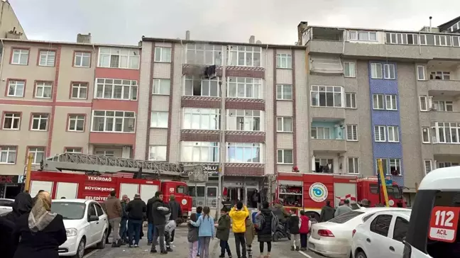 Tekirdağ'da Apartman Yangınında Anne ve Çocuk Dumandan Etkilenerek Hastaneye Kaldırıldı