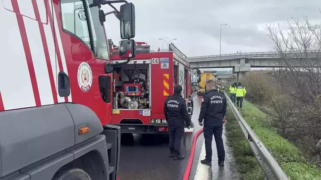 Kocaeli'de Beton Katkısı Taşıyan Tırda Yangın Çıktı