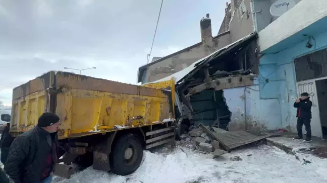 Erzurum'da Kamyon, Ev Kömürlüğüne Girdi: Sürücü Sıkıştı