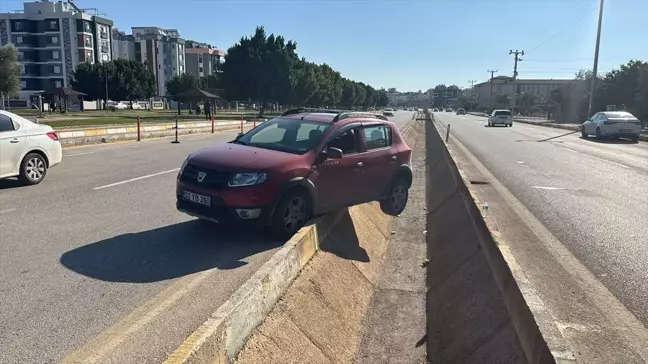 Antalya'da Su Kanalında Asılı Kalan Otomobilin Sürücüsü Yaralandı