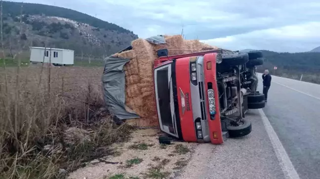 Bilecik'te Devrilen Kamyonun Sürücüsü Burnu Bile Kanamadan Kurtuldu