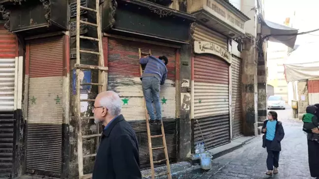 Suriye'de Esnaf, Eski Bayrağı Kazıyıp Yeni Bayrağı Boyamaya Başladı