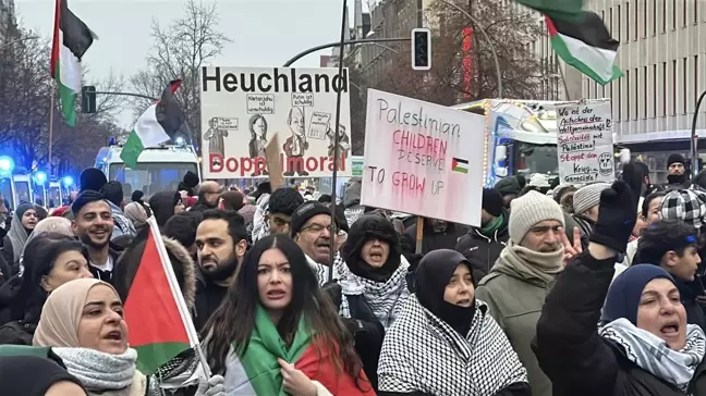 Berlin'de İsrail'in Filistin'e Saldırılarını Protesto Gösterisi